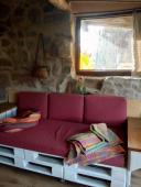 Semi-detached , partially renovated cottage, with garden and bodegas