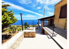 Beautiful house overlooking the ocean