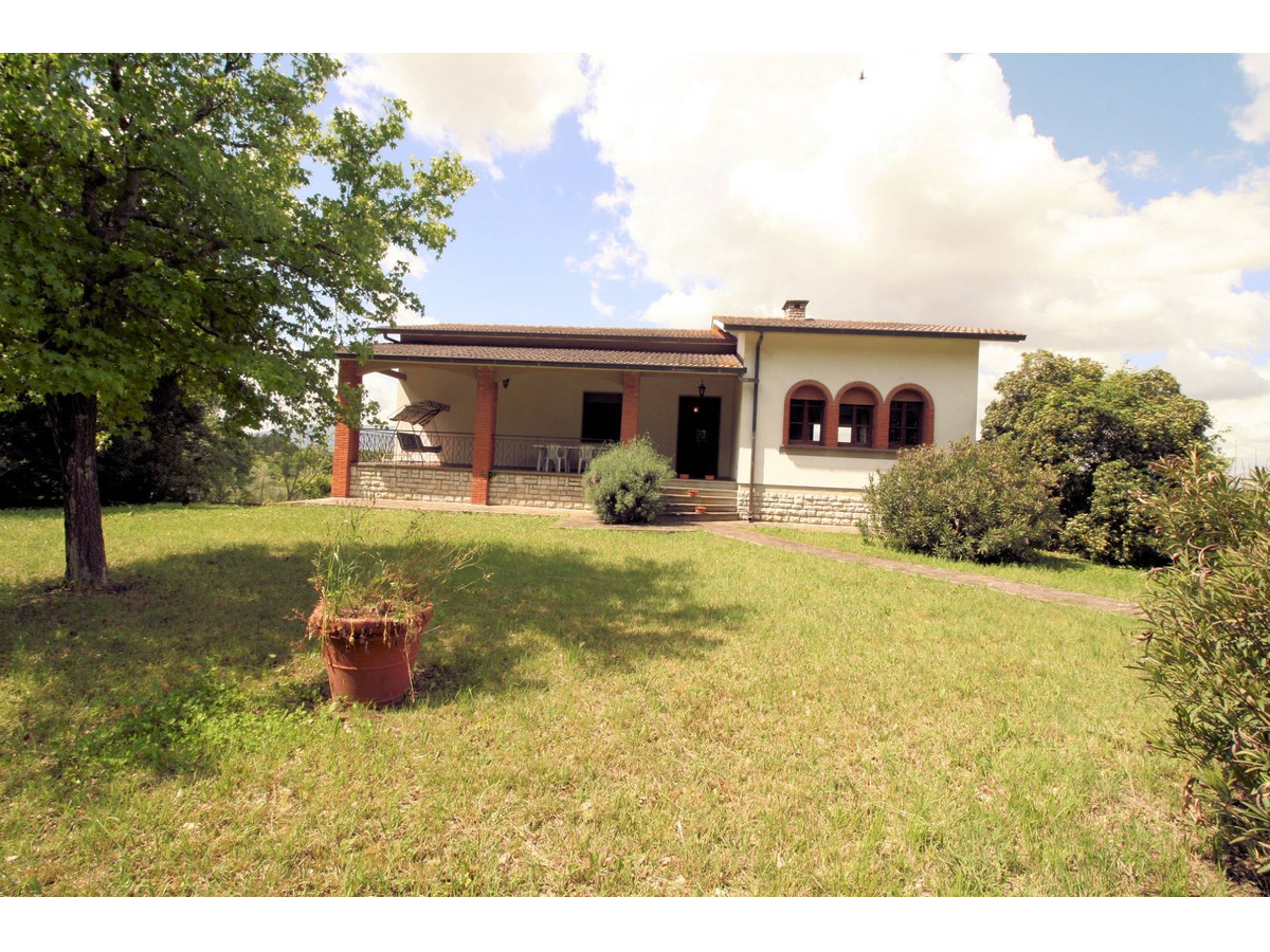 Panoramic views, immersed in green, single villa in Tuscany
