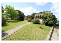 Panoramic views, immersed in green, single villa in Tuscany