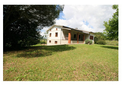 Panoramic views, immersed in green, single villa in Tuscany