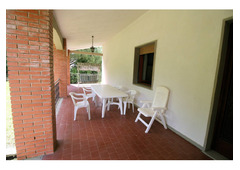 Panoramic views, immersed in green, single villa in Tuscany