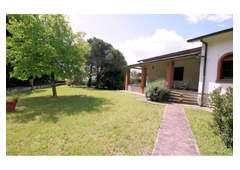 Panoramic views, immersed in green, single villa in Tuscany