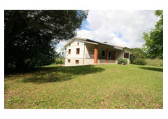Panoramic views, immersed in green, single villa in Tuscany