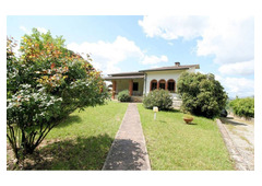 Panoramic views, immersed in green, single villa in Tuscany