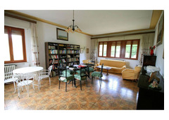 Panoramic views, immersed in green, single villa in Tuscany