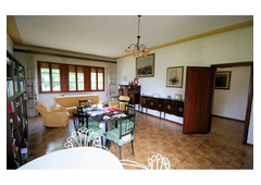 Panoramic views, immersed in green, single villa in Tuscany