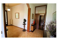Panoramic views, immersed in green, single villa in Tuscany