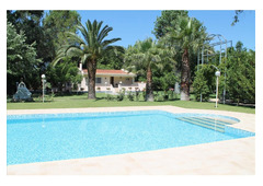 Villa with swimming pool. in a quiet location