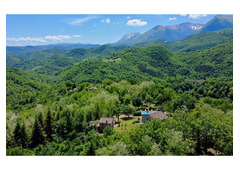 Farmhouse with dependance, land and swimming pool for sale in Amandola, Fermo, Marche