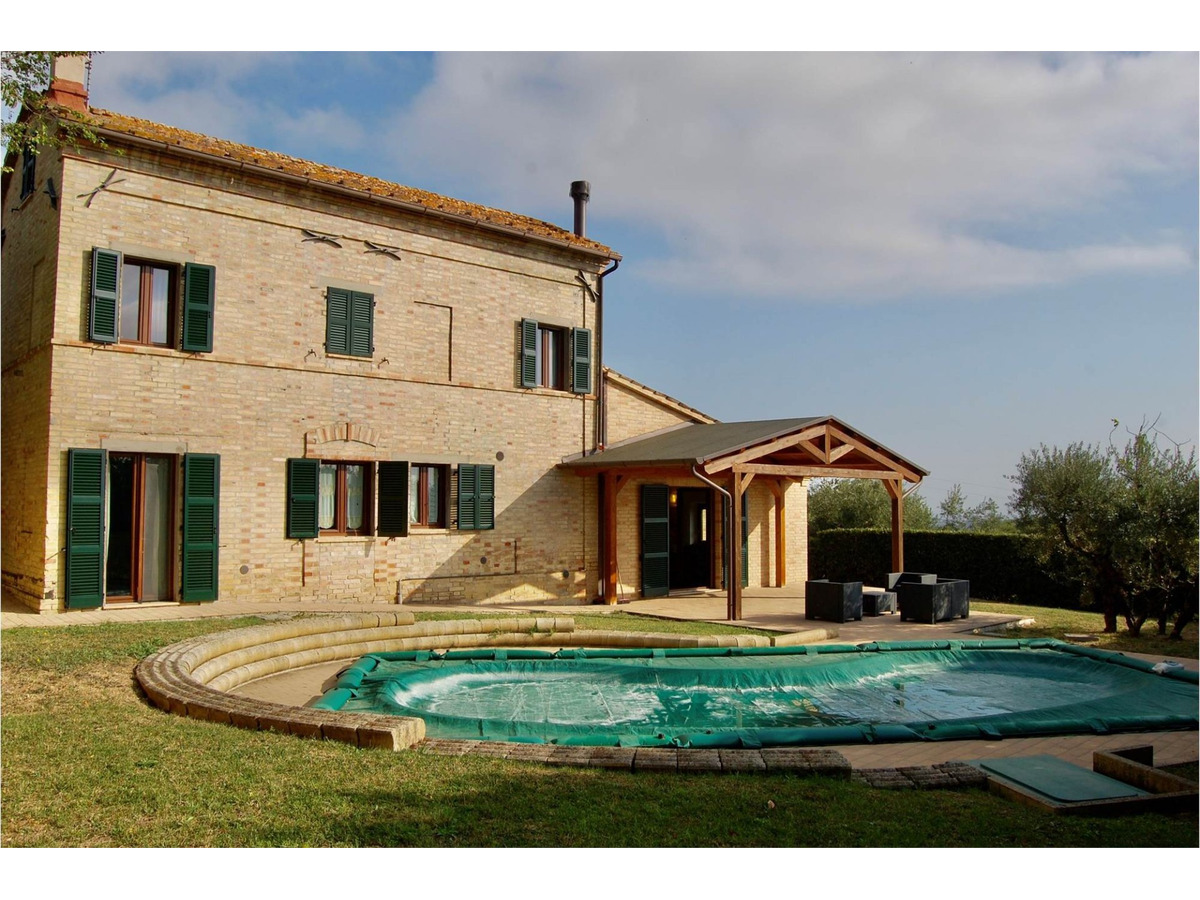 Farmhouse With Pool And Courtyard