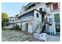 Two floors one 85,13 m2 and one of 138,01m2 infront of the sea