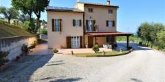 Farmhouse with adjoining land and storage accessory for sale in  Marche