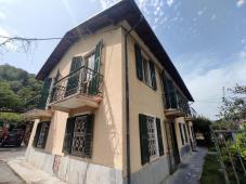 Semi-detached villa with land and warehouses