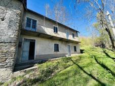 Detached rustic house with 19,000 m2 of land