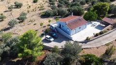 Mountain-side house with sea views + independent guest apartment