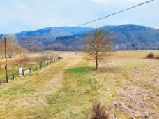 Small Piedmontese farmhouse with vegetable garden and large storage rooms