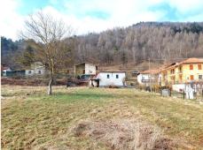 Small Piedmontese farmhouse with vegetable garden and large storage rooms