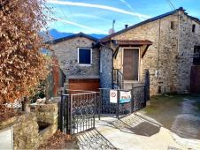 House with stone and wood finishes