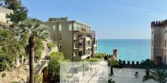Exclusive two-bedroom flat with sea views and potential for a third bedroom