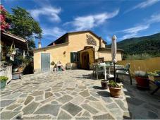 Two-story independent apartment with driveway courtyard, garden for sale in Stellanello, San Loren