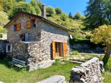For sale Typical local mountain house, isolated and with private surrounding land