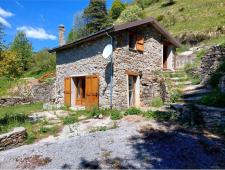 For sale Typical local mountain house, isolated and with private surrounding land
