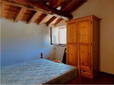 For sale Typical local mountain house, isolated and with private surrounding land