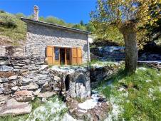 For sale Typical local mountain house, isolated and with private surrounding land