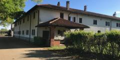 Entire 2000-square-meter farmhouse