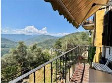 For sale Two-level village house with storage room and land in the characteristic medieval hamlet of