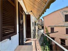 For sale Two-level village house with storage room and land in the characteristic medieval hamlet of