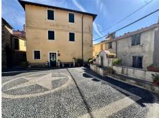 For sale Two-level village house with storage room and land in the characteristic medieval hamlet of