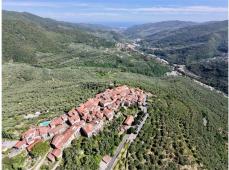 For sale Two-level village house with storage room and land in the characteristic medieval hamlet of