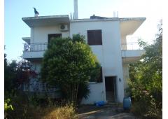 A unique property of 200m2 in 2 levels, in a land of 4.800m2