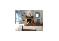 Villa in a 25,000 m2 plot with pool and 80 centenarian olive trees