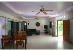 Pattaya-area villa with pool for rent
