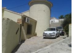 Beautiful 5 Bedroom 2 Bathroom Villa with Private Pool & Parking