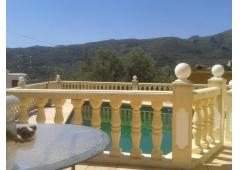 Beautiful 5 Bedroom 2 Bathroom Villa with Private Pool & Parking